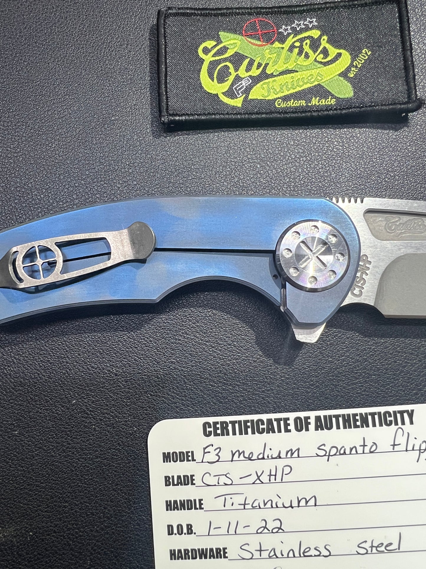 Curtiss – F3M-SPFL-ST/SL – F3 Med Spanto Flipper Slim – Folding Knife – CTS-XHP Stonewash Drop Point – Titanium – Battleworn Blue